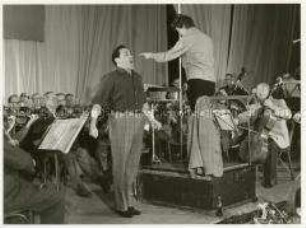 Mario del Monaco probt mit dem Radio-Symphonieorchester unter der Leitung von Carmen Campari im Sportpalast