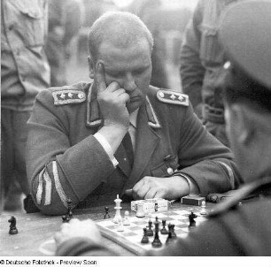 NVA. Beim Schachspiel