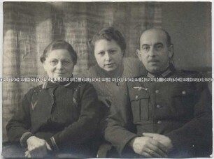 Wehrmachtssoldat mit seiner Frau und Schwiegermutter