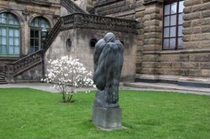 Großer trauernder Mann, den Opfern des 13. Februar 1945 gewidmet : Großer trauernder Mann, den Opfern des 13. Februar 1945 gewidmet. Bronze; Höhe 2,20 m (1985; W. Förster). Dresden-Altstadt, Georg-Treu-Platz