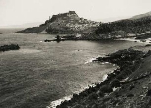 Italien. Sardinien. Küstenlandschaft. Im Bildhintergrund Castelsardo mit seiner Burg
