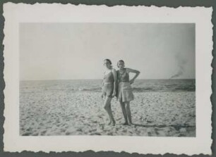 Zwei Badende am Strand
