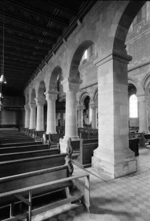 Schwarzach: Romanische Kirche; Seitenschiff mit romanischen Säulen