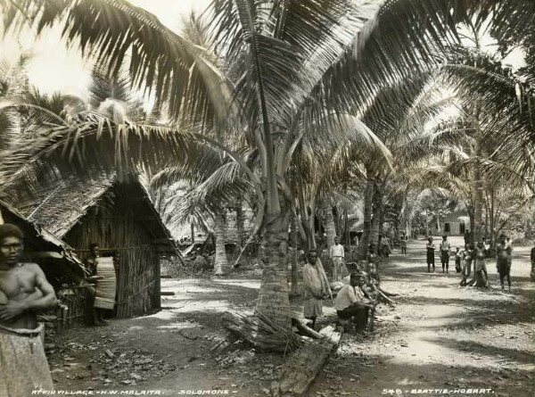 "Dans le village de Fiu, N.W. Malaita"