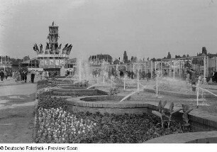 Blick auf einen Teil des Ausstellungsgeländes, Springbrunnen