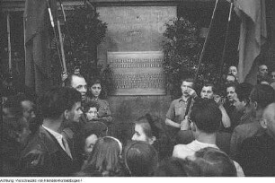 Dresden, Fritz-Heckert-Platz (Wettiner Platz), Enthüllung einer Gedenktafel zur Erinnerung an die Bücherverbrennung am 8. März 1933 auf dem Platz am Tag des freien Buches durch Hermann Matern, 10. Mai 1948