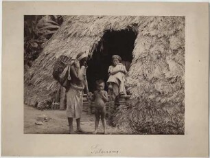 Personen vor einer Hütte (Talamanca, Costa Rica)