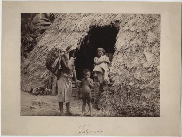 Personen vor einer Hütte (Talamanca, Costa Rica)