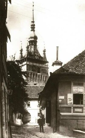 Schäßburg (heute Sighișoara). Straßenbild mit Stundenturm