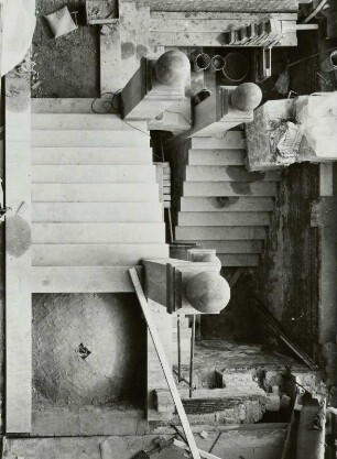 Baustelle Ständehaus, Bauphase Substanzsicherung / Wiederaufbau Dach. Treppenhaus Ostflügel, Draufsicht während Bau der Treppenpodeste (mit einer bereits gemauerten Kuppel) : Dresden-Altstadt, Schloßplatz 1. Baustelle Ständehaus, Bauphase Substanzsicherung / Wiederaufbau Dach. Treppenhaus Ostflügel, Draufsicht während Bau der Treppenpodeste (mit einer bereits gemauerten Kuppel)