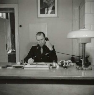 Bad Doberan. Am Schreibtisch sitzender, telefonierender Angestellter (Chef?) der Deutschen Reichsbahn in seinem Arbeitszimmer im Empfangsgebäude