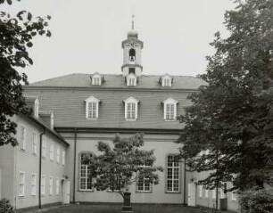 Kirche der Evangelischen Brüdergemeine : Ansicht von SW über den Hof mit Zinzendorfdenkmal gegen den Kirchsaal