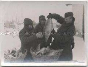 Soldaten mit Korb voll Fischen
