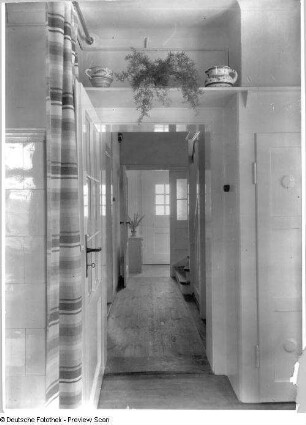 Wohnung der Fotografin. Flur mit Treppenaufgang und Haustür