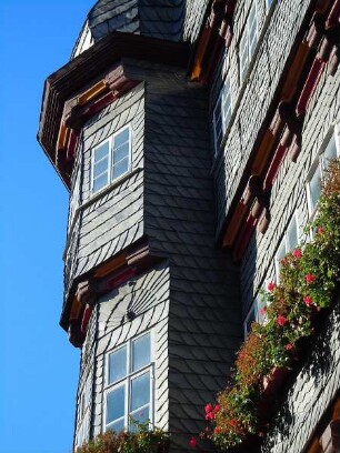 Osterode - Erker am Alten Rathaus : Der Erker des historischen Alten Rathauses ist mit Schieferplatten verkleidet. Aufgenommen im Harz am 23. Oktober 2011