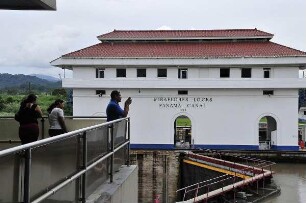 Historisches Steuerhaus der Miraflores-Kanalschleuse : Am 80 km langen Panama-Kanal vom Atlantik zum Pazifik können Besucher in der Miraflores-Schleuse die Durchfahrt großer Containerschiffe beobachten. Aufgenommen am 15. September 2011