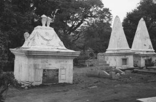 Englische Gräber : Friedhof in einer Palmenlandschaft mit weißen Gräbern