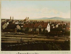 Stadtansicht von Zittau über die Eisenbahngleise von Nordwesten, im Hintergrund das Isergebirge