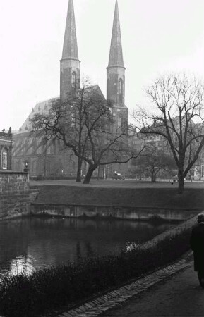 Dresden-Altstadt. Blick über den Zwingergraben zur Sophienkirche (Umbau 1864-1868)