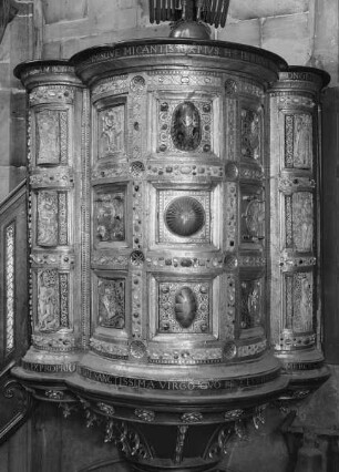 Evangelienkanzel Heinrichs II. in geschlossenem Zustand mit Treppenrampe — Ambo Heinrichs II. in geöffnetem Zustand