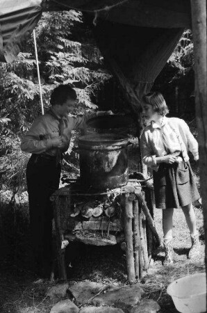 Thurner: ungarisches Pfadfinderlager im Schwarzwald, Spielwiese, am Küchentopf im Wald