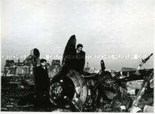 Flugzeugwrack vor dem zerstörten Reichstag
