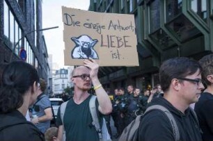 10.000 Menschen haben heute in Hamburg gegen Fremdenhass und rechte Hetze demonstriert. Anlass war die Kundgebung eines "Merkel muss weg"-Bündnisses am Gänsemarkt mit unter 200 Teilnehmern. Anmelder der Rechten war Kiezgröße Thomas "Togger" Gardlo, früherer Leibwächter von Ronald Schill und Trainer der "Identitären Bewegung", hier: friedliche Gegendemonstranten am Rand des Platzes