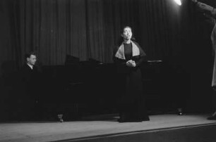 Aufnahmen eines Auftritts der Sängerin Lin Jaldati in Berlin : am Klavier Eberhard Rebling, Ehemann von Lin Jaldati