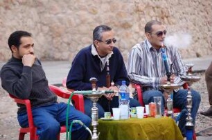 Männer im Cafè in der Hauptstadt Tripolis : Männer rauchen Wasserpfeife in der Altstadt von Tripolis, aufgenommen 2006