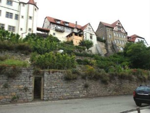 Stadtbild-Ansicht der Oberstadt im Westen von Süden aus dem Tal über terrainstabilisierenden Trockenmauern