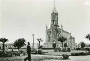 Kirche "São Pedro" mit Parkanlage in Mirassol