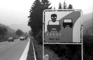 Himmelreich: Unfallverhütungs-Schilder; Überholverbotsschild mit Totenkopf