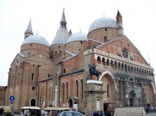 Padua: Basilica di Sant´Antonio/Basilica del Santo mit Reitermonument des Erasmo de Narni, gen. Gattamelata