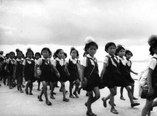 Nordkorea 1982. Schulkinder in Pionier-Uniform bei einem Ausflug in den Bergen