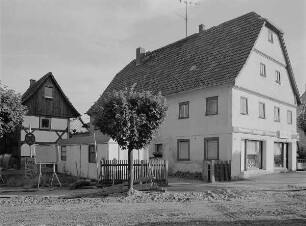 Wohnhaus mit Ladeneinbau und Nebengebäude