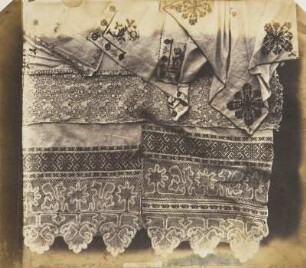 Fünf orientalische und deutsche Spitzen-Arbeiten und Stickereien, zwei Fünftel Naturgröße, 15. und 16. Jahrhundert