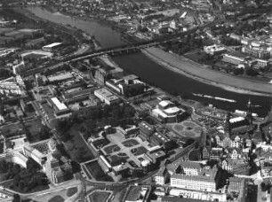 Dresden-Altstadt. Stadtansicht zwischen Ostraallee, Könneritzstraße, Terrassenufer und Sophienstraße mit Zwinger, Opernhaus, Residenzschloss und Kathedrale. Luftbild-Schrägaufnahme von Südosten