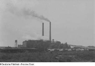 Blick auf eine Industrieanlage (Braunkohlewerk Deutzen?)