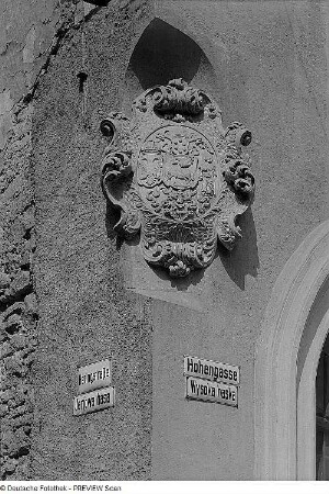 Bautzen. Zweisprachige Straßenbenennung und barockes Wappenschild am Goldenen Lamm