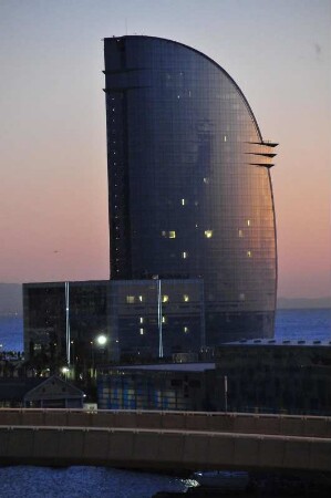 Barcelona - Bürohochhaus : Dieses futuristische Bürohochhaus steht im Hafengelände. Aufgenommen in Barcelona am 16. Oktober 2009. Foto Uwe Gerig