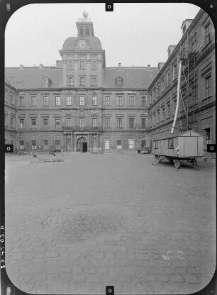 Weißenfels. Schloß Neu-Augustusburg (Baubeginn 1661; J. M. Richter). Westflügel mit Turm über den Schloßhof von Osten