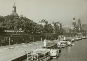 Konzertdampfer Leipzig : Dresden, Blick von der Carolabrücke zum Terrassenufer und zur Brühlschen Terrasse