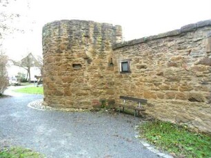 Stadtbefestigung - Süden - Stadtmauer mit Halbschalenturm (Büchsenscharten) im Südwesten mit Stadtmauer von Südosten