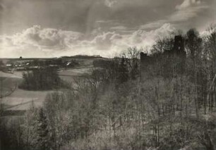 Vogtland, Tal der Weißen Elster. Ruine Liebau (Pöhl-Liebau) bei Jocketa, Blick auf den Ort Trieb