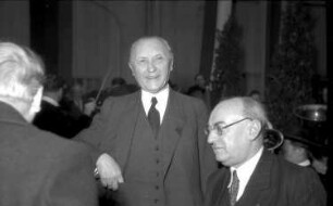 Freiburg: Straßenbahnhalle Urachstraße; Bundeskanzler Dr. Adenauer und Staatspräsident Wohleb