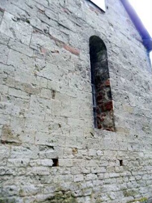 (Evangelische Kirche) - Querhausarm Nord - Nordwand mit Werksteinen im Mauersteinverband sowie Balkenlöchern