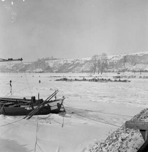 Elbschiffer, ein Schleppkahn wird auf der zugefrorenen Elbe abgewrackt