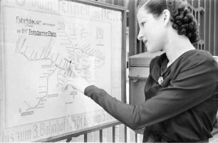 Berlin: Maria Mart (Tänzerin) vor U-Bahnplan; Potsdamer Platz