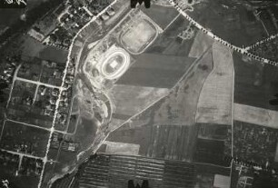 Heidenau mit Straße nach Altenberg (nach Südsüdwest), Sportplatz und Radrennbahn, Baumschule am Südrand. Alte Trasse der Müglitztalbahn mit schienengleichen Übergängen