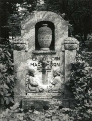 Grabmal für Heinrich und Maria Horn : Grabmal für Heinrich (1873-1945) und Maria (1896-1978) Horn. Stein. nach 1945. Dresden-Plauen, Äußerer Plauener Friedhof